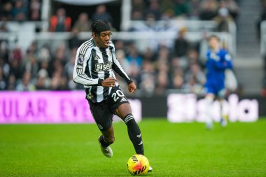 Newcastle United takımından Anthony Elanga, 20 Aralık 2025 'te St. James' s Park, Newcastle, İngiltere 'de oynanan Premier League karşılaşmasında topla koşuyor.