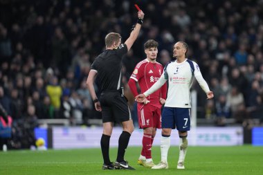 Tottenham Hotspur 'dan Xavi Simons, Premier Lig maçında Tottenham Hotspur' a karşı Liverpool 'un 20 Aralık 2025' te Londra 'daki Tottenham Hotspur Stadyumu' nda aldığı karar sonrasında kırmızı kart gösterdi.