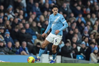 Manchester City 'den Tijjani Reijnders, 20 Aralık 2025 tarihinde Etihad Stadyumu' nda Manchester City ile West Ham United arasındaki Premier Lig karşılaşmasında topa vurdu.