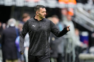 Hakem Andy Madley Premier Lig karşılaşmasında ısınıyor. Newcastle United Chelsea 'ye karşı St. James' s Park, Newcastle, İngiltere, 20 Aralık 2025