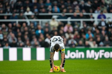 Newcastle United takımından Bruno Guimaraes, 20 Aralık 2025 'te St. James' s Park, Newcastle, İngiltere 'de oynanan Premier League karşılaşmasında topu serbest atışa geçirdi.