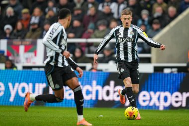 Newcastle United takımından Harvey Barnes 20 Aralık 2025 'te St. James' s Park, Newcastle, İngiltere 'de oynanan Premier League maçı sırasında topla koşuyor.