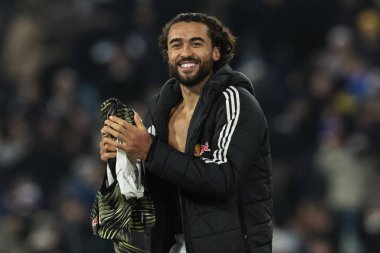 Leeds United takımından Dominic Calvert-Lewin, 20 Aralık 2025 'te Leeds Road, Leeds, İngiltere' de oynanan Premier League maçında taraftarlarla 4-1 'lik galibiyeti kutluyor.