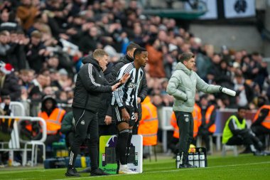 Newcastle United 'ın Eddie Howe teknik direktörü Newcastle United' dan Joe Willock 'a Premier Lig maçı sırasında Chelsea' ye karşı St. James 's Park, Newcastle, İngiltere