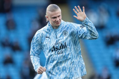 Manchester City 'den Erling Haaland, 20 Aralık 2025 tarihinde Etihad Stadyumu' nda oynanan Premier League maçında taraftarlara el sallıyor.