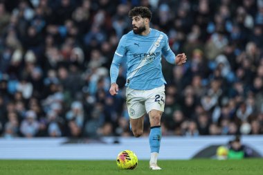 Manchester City 'den Josko Gvardiol, 20 Aralık 2025' te Etihad Stadyumu 'nda Manchester City ile West Ham United arasındaki Premier League maçında topu bırakıyor.