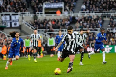 Newcastle United takımından Bruno Guimaraes, 20 Aralık 2025 'te St. James' s Park, Newcastle, İngiltere 'de oynanan Premier League karşılaşmasında topu geçti.