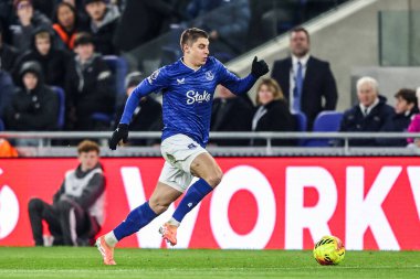 Everton 'dan Vitaliy Mykolenko, Premier League maçı sırasında İngiltere' nin Liverpool şehrindeki Hill Dickinson Stadyumu 'nda Everton' a karşı Arsenal maçında topu sürüyor.