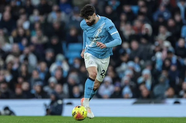 Manchester City 'den Josko Gvardiol, 20 Aralık 2025' te Etihad Stadyumu 'nda Manchester City ile West Ham United arasındaki Premier League maçında topu bırakıyor.