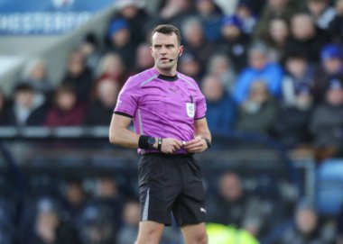 Hakem Benjamin Speedie, Sky Bet Ligi 2 maçı sırasında Chesterfield - Notts County maçı için Chesterfield Group Stadyumu, Chesterfield, Birleşik Krallık, 26 Aralık 2025
