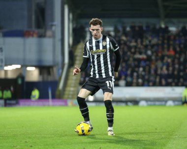 Notts County 'den Conor Grant, 26 Aralık 2025' te İngiltere 'nin Chesterfield kentindeki SMH Group Stadyumu' nda oynanan Sky Bet 2 maçında pas verdi.