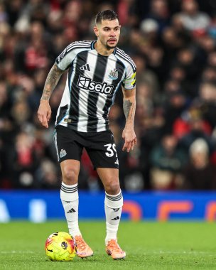 Newcastle United takımından Bruno Guimaraes, Manchester United ile Newcastle United maçında, Old Trafford, Manchester, İngiltere 'de, 26 Aralık 2025