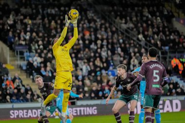 Swansea City 'den Lawrence Vigouroux, 26 Aralık 2025' te Coventry Building Society Arena 'da Coventry City ile Swansea City arasındaki Sky Bet Şampiyonası maçında topu yakalamak için sıçradı.
