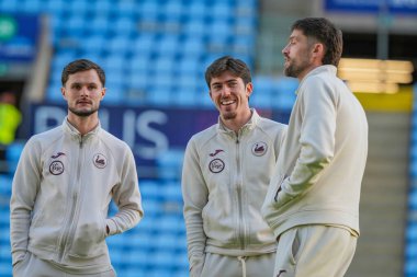 Swansea City 'den Liam Cullen ve takım arkadaşları 26 Aralık 2025' te Coventry City 'nin Coventry Building Society Arena' da Swansea City 'ye karşı oynadığı Sky Bet Şampiyonası maçında sahada inceleme yapıyorlar.