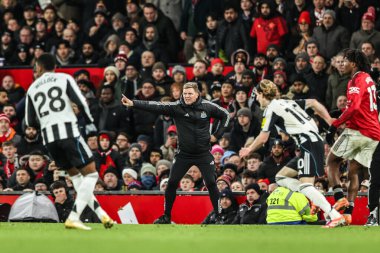 Newcastle United takımının teknik direktörü Eddie Howe, Manchester United ve Newcastle United 'ın 26 Aralık 2025' te Old Trafford, Manchester 'da oynadıkları Premier League maçında takım talimatlarını verir.