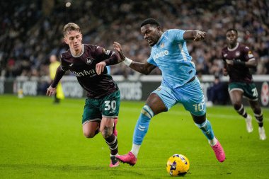 Coventry City 'den Ephron Mason-Clark, Coventry Building Society Arena, Coventry, İngiltere' de 26 Aralık 2025 'te oynanan Sky Bet Şampiyonası maçında Swansea City' den Ethan Galbraith 'e karşı top mücadelesi veriyor.