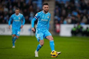 Coventry City 'den Matt Grimes, Coventry Building Society Arena, Coventry, İngiltere' de Coventry City 'ye karşı oynanan Gökyüzü İddia Şampiyonası maçında topu kontrol ediyor.