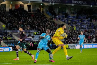 Swansea City 'den Lawrence Vigouroux, Coventry City' nin Coventry Building Society Arena, Coventry, İngiltere 'deki Coventry City' ye karşı oynadığı Gökyüzü İddia Şampiyonası maçında Coventry City 'den Ephron Mason-Clark' ın attığı golü inkar etmek için topu havadan alıyor.