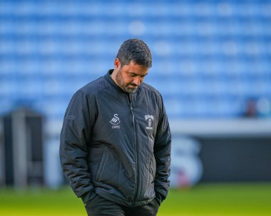 Swansea City Müdürü Vtor Matos, Coventry Building Society Arena, Coventry, İngiltere, 26 Aralık 2025 tarihinde Coventry City ve Swansea City arasındaki Sky Bet Şampiyonası karşılaşmasında sunumu denetliyor.