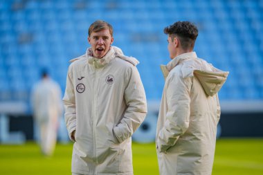 Swansea City 'den Kaelan Casey ve Swansea City' den Bobby Wales, Coventry City, Coventry Building Society Arena 'da 26 Aralık 2025' te oynanan Sky Bet Şampiyonası maçında sahaya bakıyor.