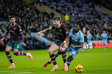 Coventry City 'den Ephron Mason-Clark, Coventry Building Society Arena, Coventry, Coventry, İngiltere' de Sky Bet Şampiyonası 'nda Cameron Burgess' in meydan okumasıyla yere düştü.