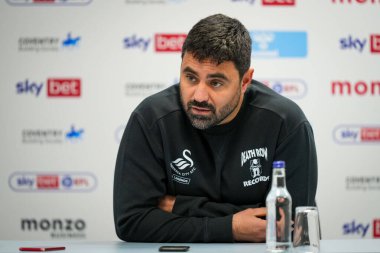 Swansea City Müdürü Vtor Matos, 26 Aralık 2025 'te Coventry Building Society Arena' da Coventry City ile Swansea City arasındaki Sky Bet Şampiyonası maçında teknik direktör basın toplantısında konuştu.