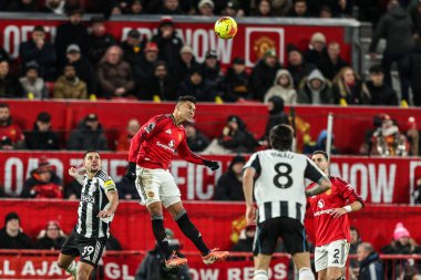Manchester United ve Newcastle United 'ın 26 Aralık 2025' te Old Trafford, Manchester, İngiltere 'de oynadıkları Premier League maçında yüksek topu kazanmak için atlıyor.
