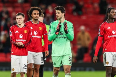 Manchester United kalecisi Senne Lammens, Premier League maçından sonra Manchester United ile Newcastle United maçını 26 Aralık 2025 'te Old Trafford, Manchester, İngiltere' de alkışlıyor.