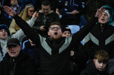 Coventry taraftarlarından biri 26 Aralık 2025 'te Coventry City, Coventry Building Society Arena' da Coventry City ile Swansea City arasındaki Sky Bet Şampiyonası maçında şarkı söylüyor.