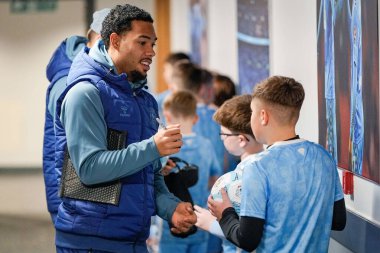 Coventry City 'den Milan van Ewijk, 26 Aralık 2025' te Coventry Building Society Arena, Coventry, İngiltere 'de Coventry City ve Swansea City arasındaki Sky Bet Şampiyonası maçında maskotlar için bir top imzaladı.