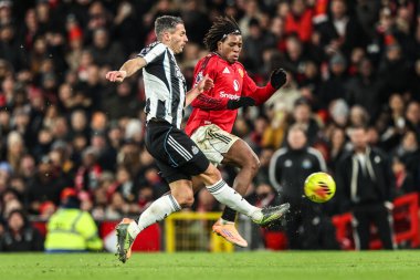 Manchester Untie takımından Patrick Dorgu, Manchester United ile Newcastle United 'ın 26 Aralık 2025' te Old Trafford, Manchester, İngiltere 'de oynadığı Premier League karşılaşmasında, Newcastle United' ın oynadığı Fabian Schar ile karşı karşıya geldi.