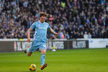 Coventry City 'den Jack Rudoni, Coventry Building Society Arena, Coventry, İngiltere, 26 Aralık 2025' te Coventry City ve Swansea City arasındaki Sky Bet Şampiyonası karşılaşmasında topu çaprazlıyor.