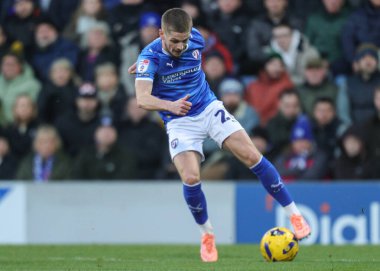 Chesterfield takımından Ronan Darcy, 26 Aralık 2025 'te Chesterfield-Notts County maçı sırasında Chesterfield-Notts Stadyumu' nda maç yapıyor.