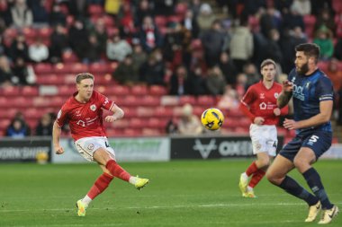 Barnsley 'den Davis Keillor-Dunn, 26 Aralık 2025' te Oakwell, Barnsley, İngiltere 'de oynanan Sky Bet 1 maçı sırasında 40 yard mesafeden şut çekiyor.