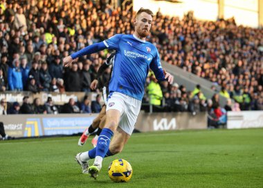 Chesterfield takımından Tom Naylor, 26 Aralık 2025 'te İngiltere' nin Chesterfield şehrinde oynanan SMH Group Stadyumu 'nda oynanan Sky Bet 2 karşılaşmasında görev başında.