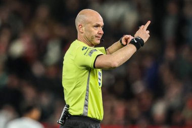 Hakem Anthony Taylor, Manchester United ve Newcastle United 'ın 26 Aralık 2025' te Old Trafford, Manchester, İngiltere 'de oynadığı Premier League maçında talimat verdi.