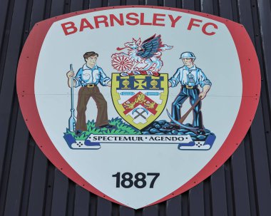 Barnsley FC kalkanı, 26 Aralık 2025 'te Oakwell, Barnsley, Birleşik Krallık' ta oynanan Sky Bet 1 karşılaşmasında Batı standının yanında yer alıyor.