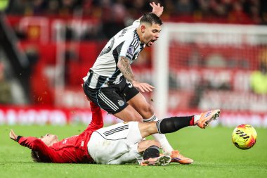 Newcastle United takımından Bruno Guimaraes, Manchester United ile Newcastle United 'ın 26 Aralık 2025' te Old Trafford, Manchester, İngiltere 'de oynadığı Premier League maçında Manchester Ungarte' ın rakibi Manuel Ugarte ile karşı karşıya geldi.