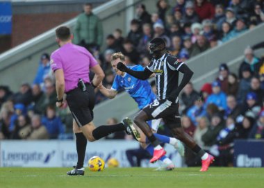 Notts County 'den Alassana Jatta, 26 Aralık 2025' te İngiltere 'nin Chesterfield kentindeki SMH Group Stadyumu' nda oynanan Sky Bet 2 maçında topu düşürüyor.