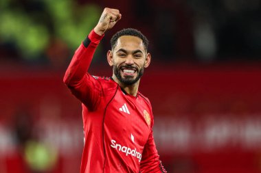 Manchester Untie takımından Matheus Cunha, Manchester United ve Newcastle United 'ın 26 Aralık 2025' te oynanan Premier League karşılaşmasında taraftarlarıyla galibiyeti kutluyor.