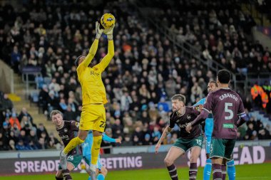 Swansea City 'den Lawrence Vigouroux, 26 Aralık 2025' te Coventry Building Society Arena 'da Coventry City ile Swansea City arasındaki Sky Bet Şampiyonası maçında topu yakalamak için sıçradı.