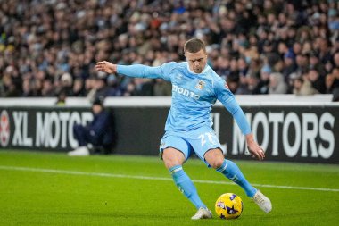 Coventry City 'den Jake Bidwell, Coventry Building Society Arena, Coventry, İngiltere, 26 Aralık 2025' te Coventry City ve Swansea City arasındaki Sky Bet Şampiyonası maçında topu çaprazlıyor.