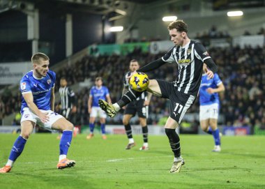 Notts County 'den Conor Grant, 26 Aralık 2025' te İngiltere 'nin Chesterfield kentindeki SMH Group Stadyumu' nda oynanan Sky Bet 2 maçında topu kontrol ediyor.