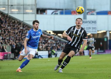 Notts County 'den Matthew Platt, 26 Aralık 2025' te İngiltere 'nin Chesterfield kentindeki SMH Group Stadyumu' nda oynanan Sky Bet 2 maçında Chesterfield 'a karşı Notts County maçına devam ediyor.