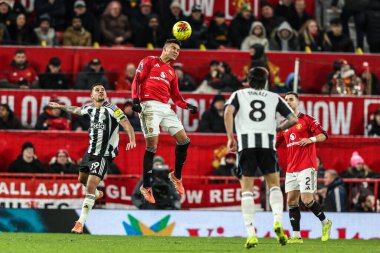 Manchester United ve Newcastle United 'ın 26 Aralık 2025' te Old Trafford, Manchester, İngiltere 'de oynadıkları Premier League maçında yüksek topu kazanmak için atlıyor.