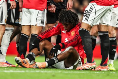 Manchester United ile Newcastle United 'ın 26 Aralık 2025' te Old Trafford, Manchester, İngiltere 'de oynanan Premier League maçında yaralanan Patrick Dorgu
