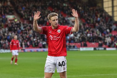 Barnsley 'den Davis Keillor-Dunn, 26 Aralık 2025' te Oakwell, Barnsley, İngiltere 'de oynanan Sky Bet 1 karşılaşmasında 2-0 kazanma hedefini kutluyor.
