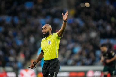 Hakem Samuel Allison, Sky Bet Şampiyonası maçında Coventry City ile Swansea City arasında Coventry Building Society Arena, Coventry, Birleşik Krallık, 26 Aralık 2025