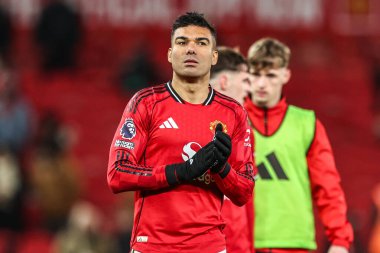Manchester Untied takımından Casemiro, Premier League maçından sonra taraftarları Old Trafford, Manchester, Birleşik Krallık 'ta Manchester United ile Newcastle United maçında alkışlıyor.