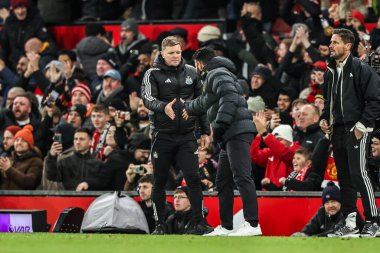 Newcastle United 'ın Eddie Howe teknik direktörü Manchester United Premier League maçından sonra Manchester United Newcastle United' a karşı Old Trafford, Manchester, İngiltere 'de 26 Aralık 2025' te oynanan maçta Ruben Amorim 'in menajeriyle tokalaştı.